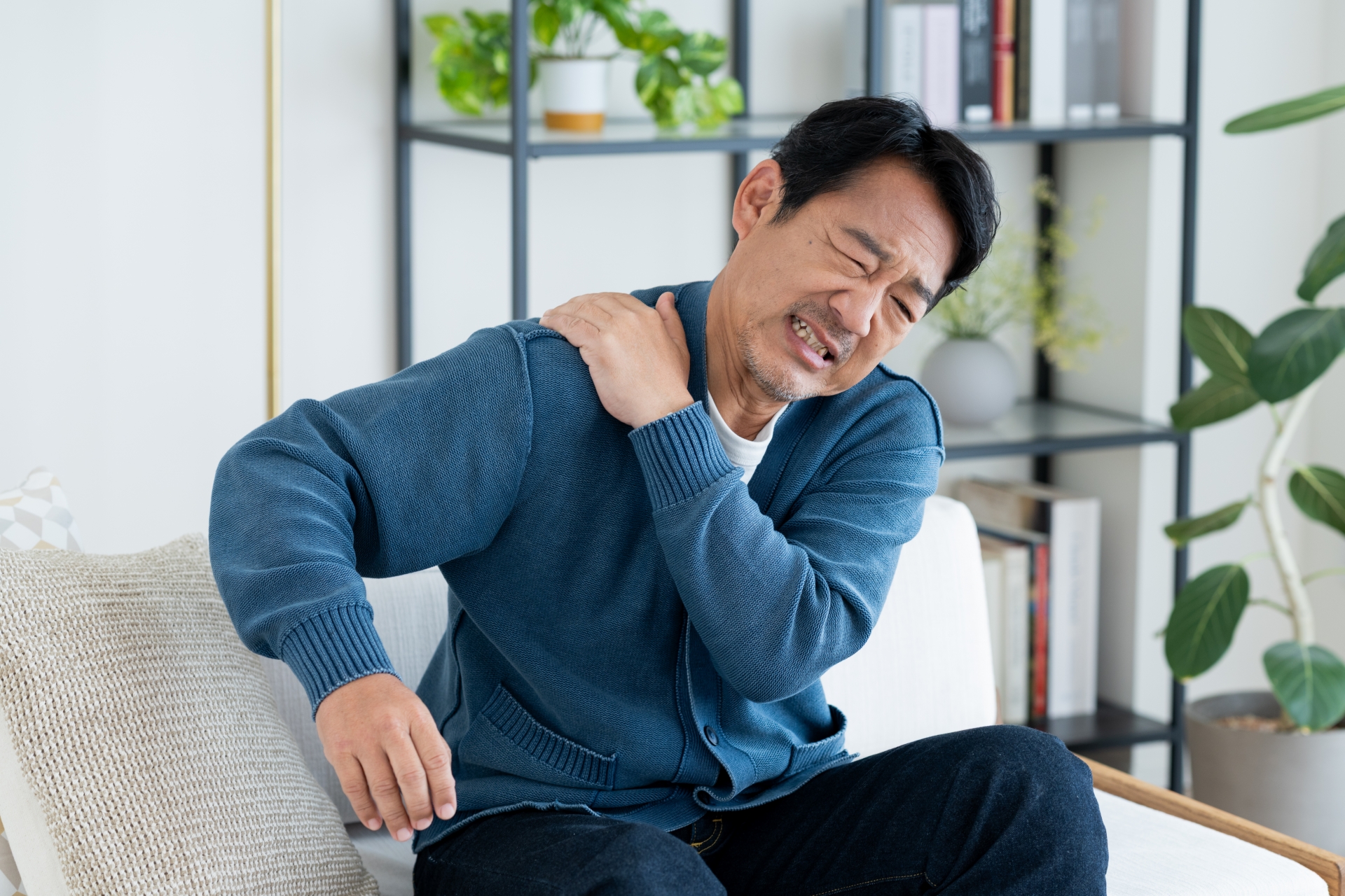 【肩が痛くて眠れない】病院に行くべき症状5選と対処法を徹底解説！